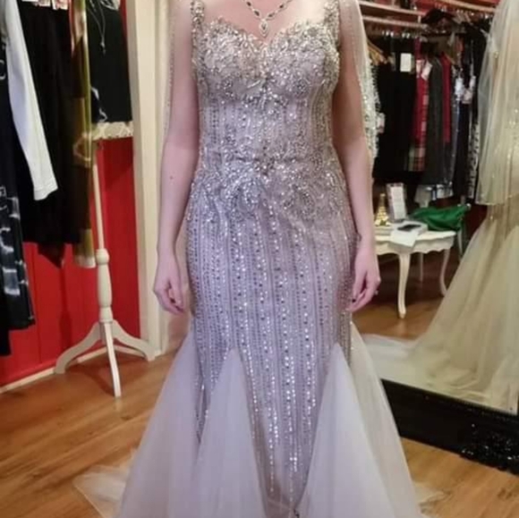 Stunning wedding dress that wasn't used - Picture 3 of 3